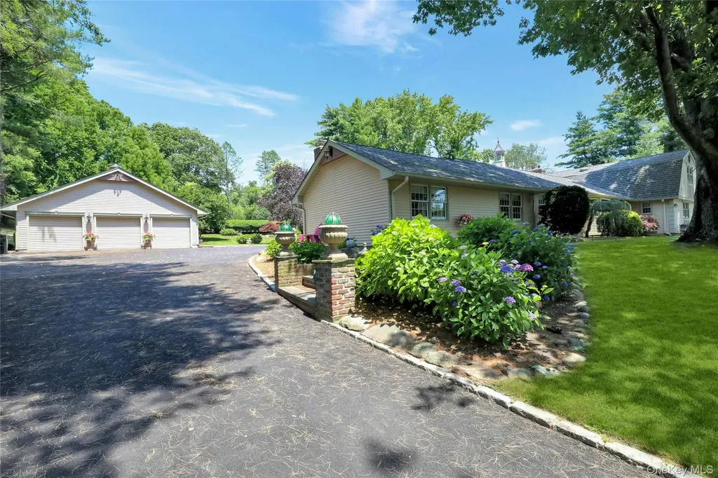 24 Rolling Hill Road Old Westbury NY 11568