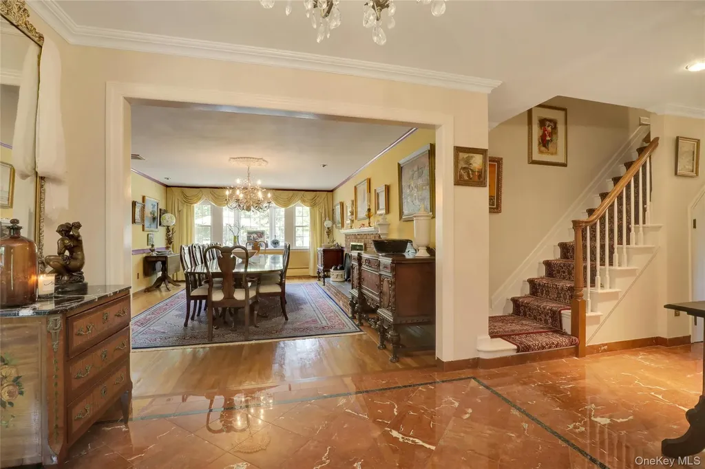 24 Rolling Hill Road Old Westbury NY 11568