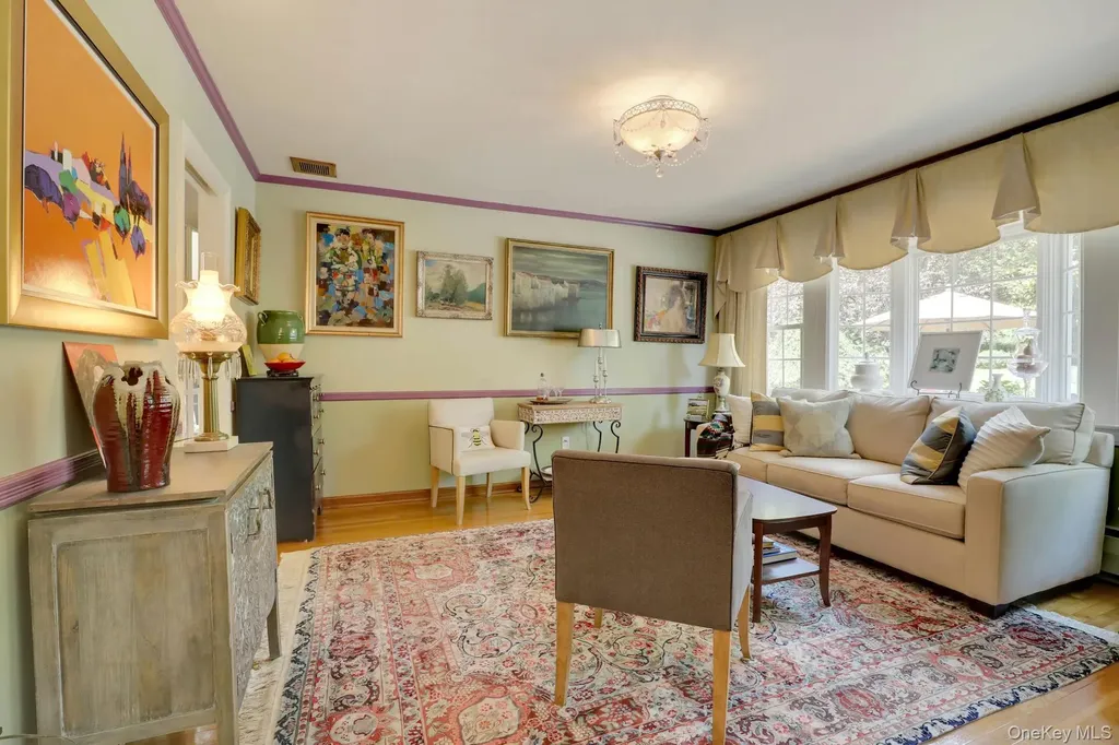 24 Rolling Hill Road Old Westbury NY 11568