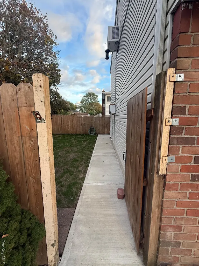 193 E John Street Lindenhurst NY 11757