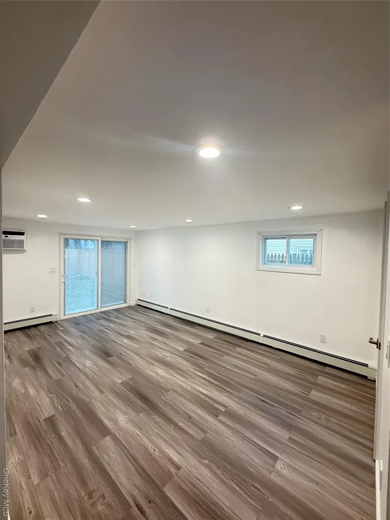 193 E John Street Lindenhurst NY 11757