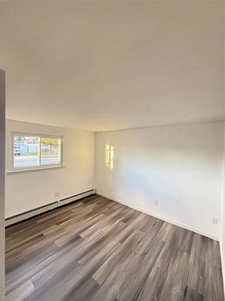 193 E John Street Lindenhurst NY 11757