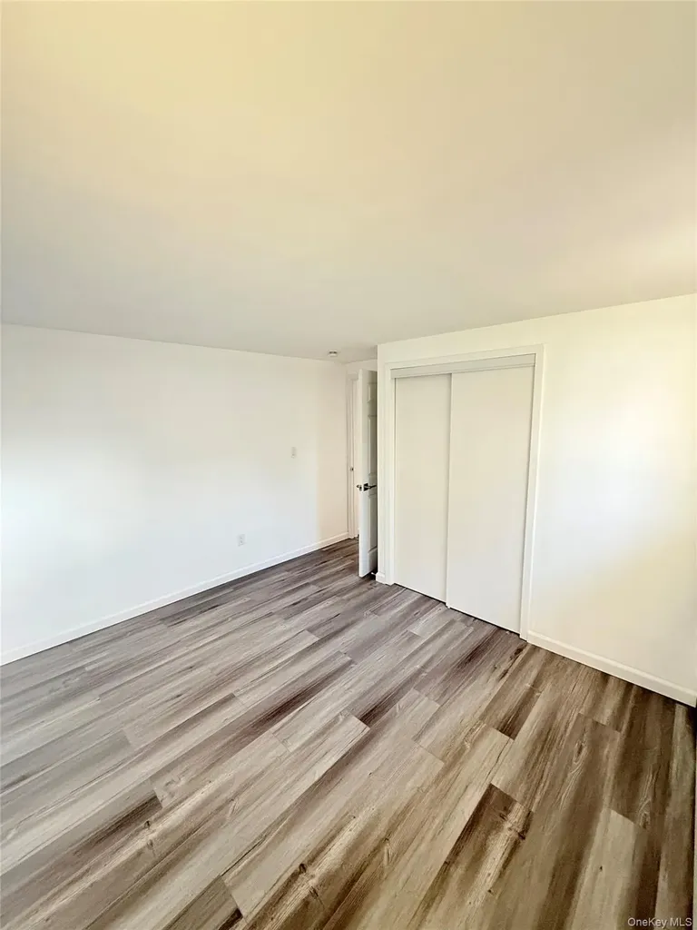 193 E John Street Lindenhurst NY 11757