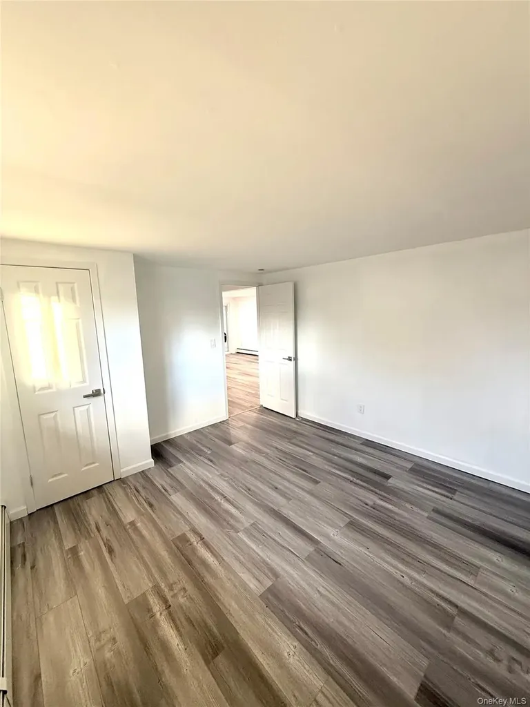 193 E John Street Lindenhurst NY 11757
