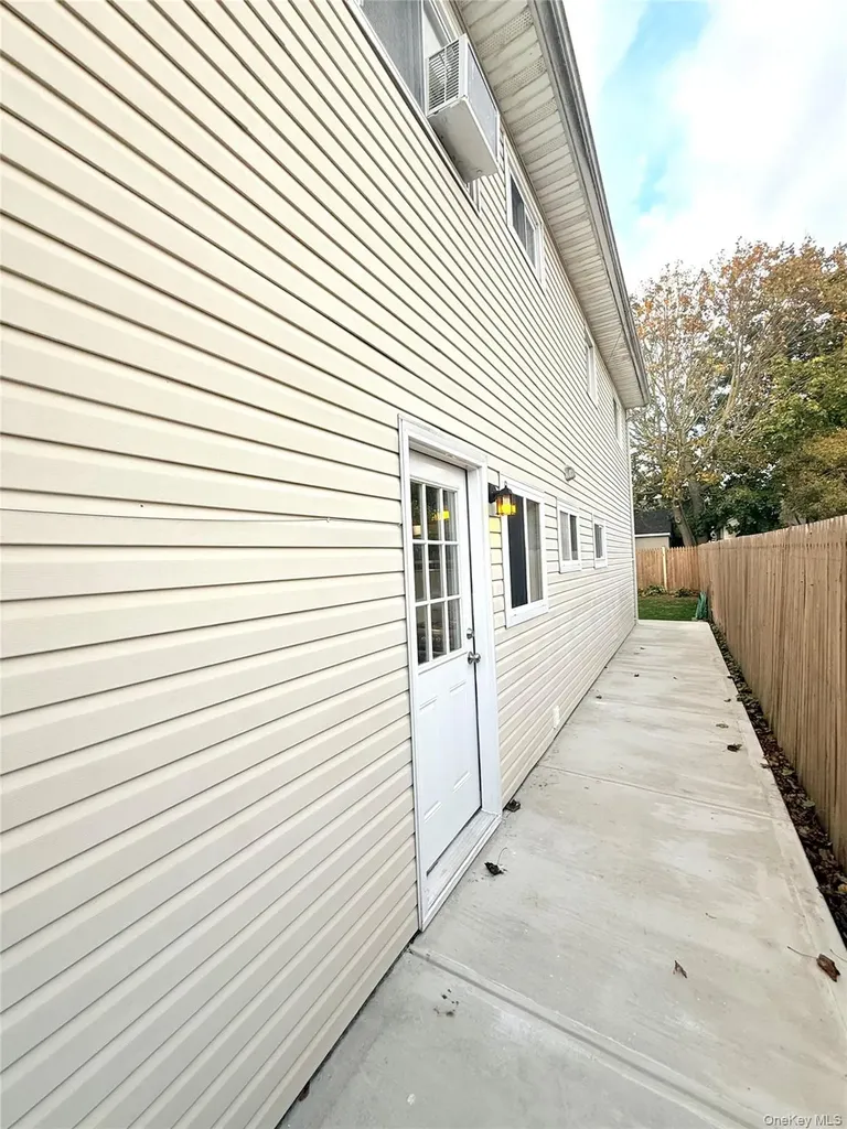 193 E John Street Lindenhurst NY 11757