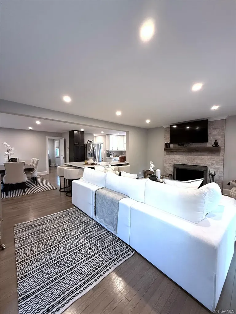 24 Pegs Lane Riverhead NY 11901