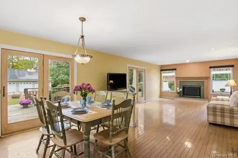 15 Arbor Court Bohemia NY 11716