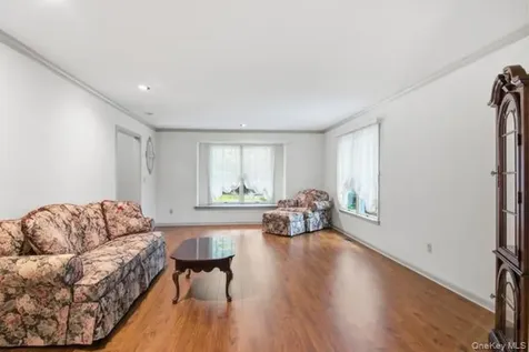 15 Arbor Court Bohemia NY 11716