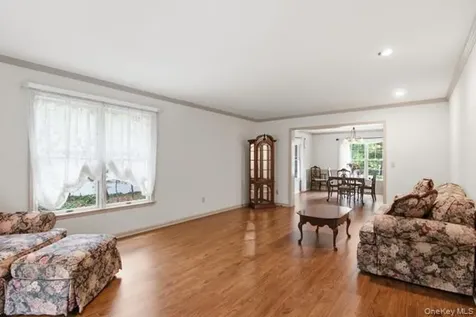 15 Arbor Court Bohemia NY 11716