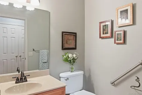 15 Arbor Court Bohemia NY 11716