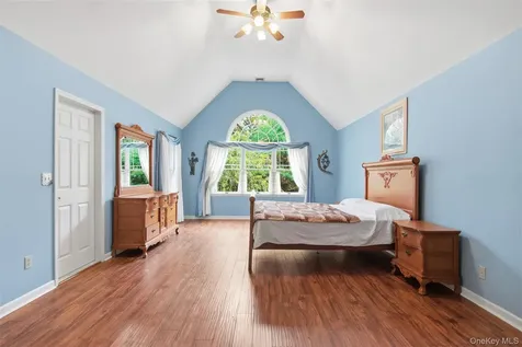 15 Arbor Court Bohemia NY 11716