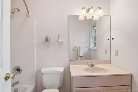 15 Arbor Court Bohemia NY 11716