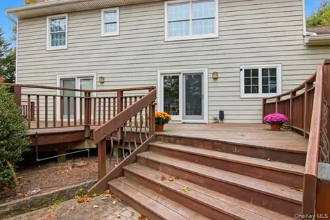 15 Arbor Court Bohemia NY 11716