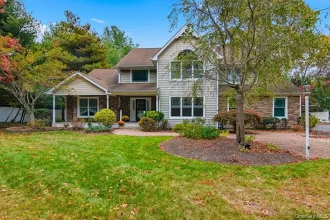 15 Arbor Court Bohemia NY 11716