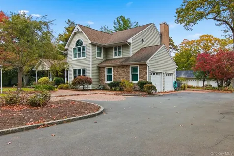 15 Arbor Court Bohemia NY 11716