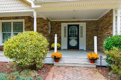 15 Arbor Court Bohemia NY 11716