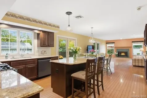 15 Arbor Court Bohemia NY 11716