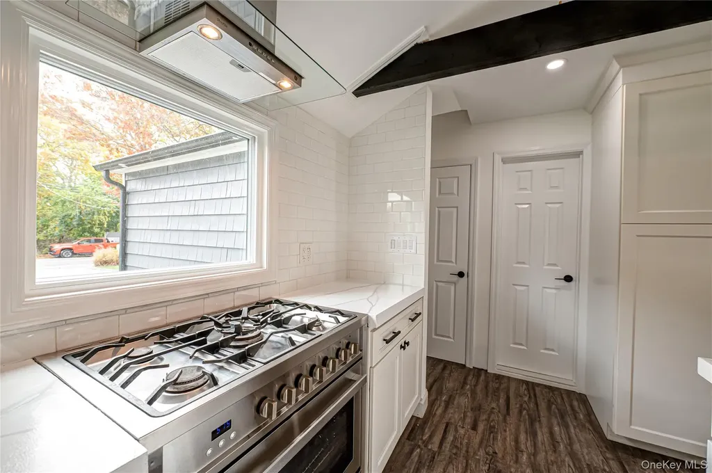 39 Lynncliff Road Hampton Bays NY 11946