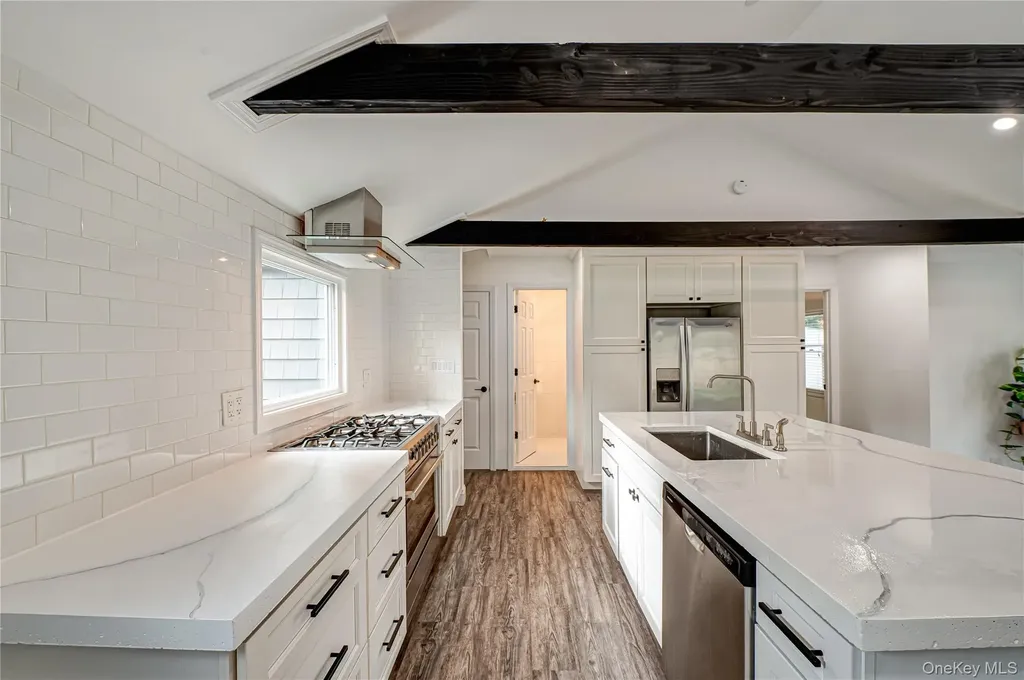 39 Lynncliff Road Hampton Bays NY 11946