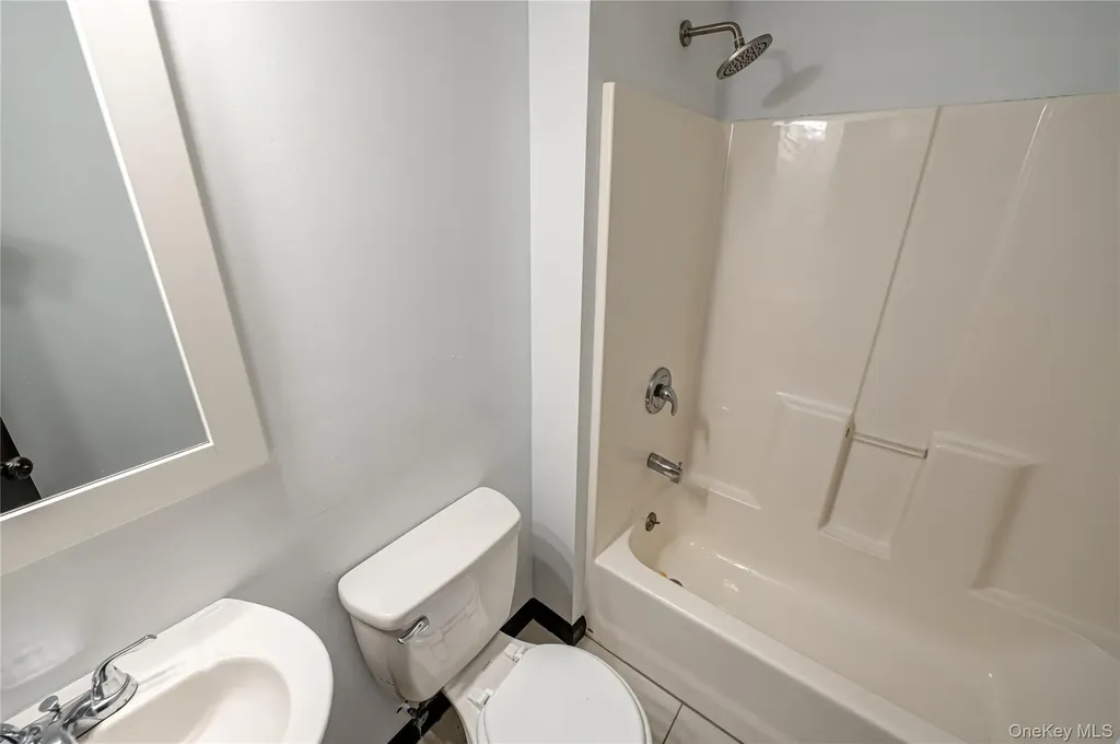 39 Lynncliff Road Hampton Bays NY 11946