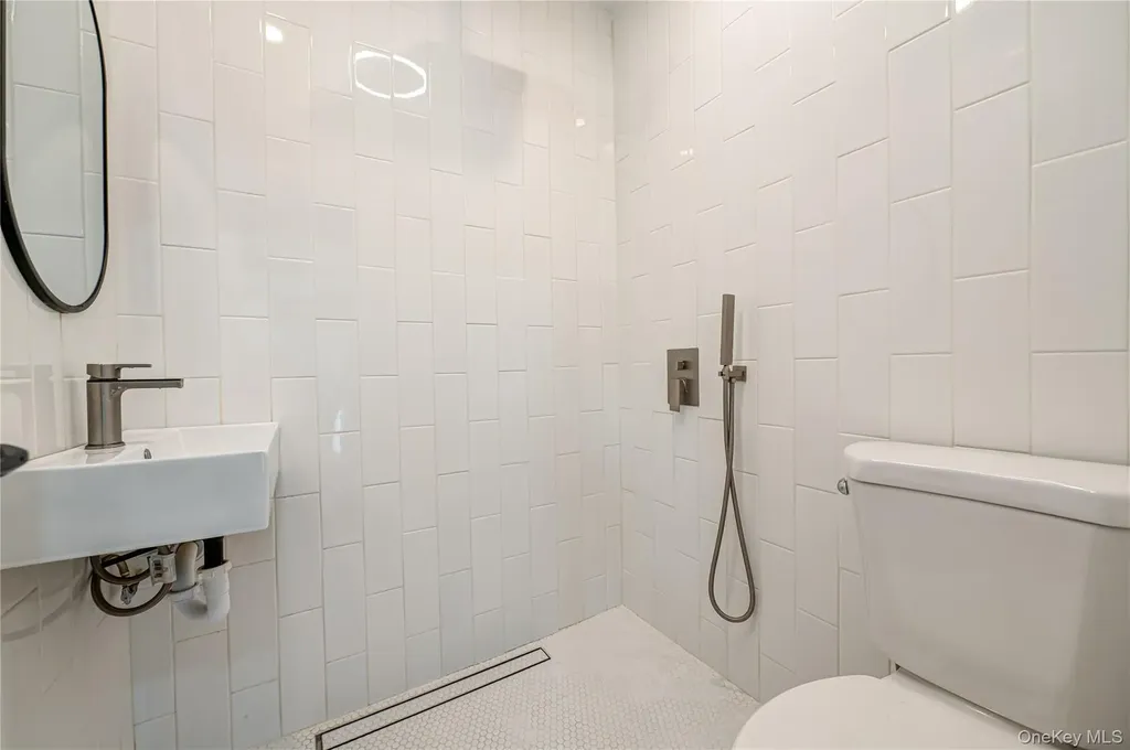 39 Lynncliff Road Hampton Bays NY 11946