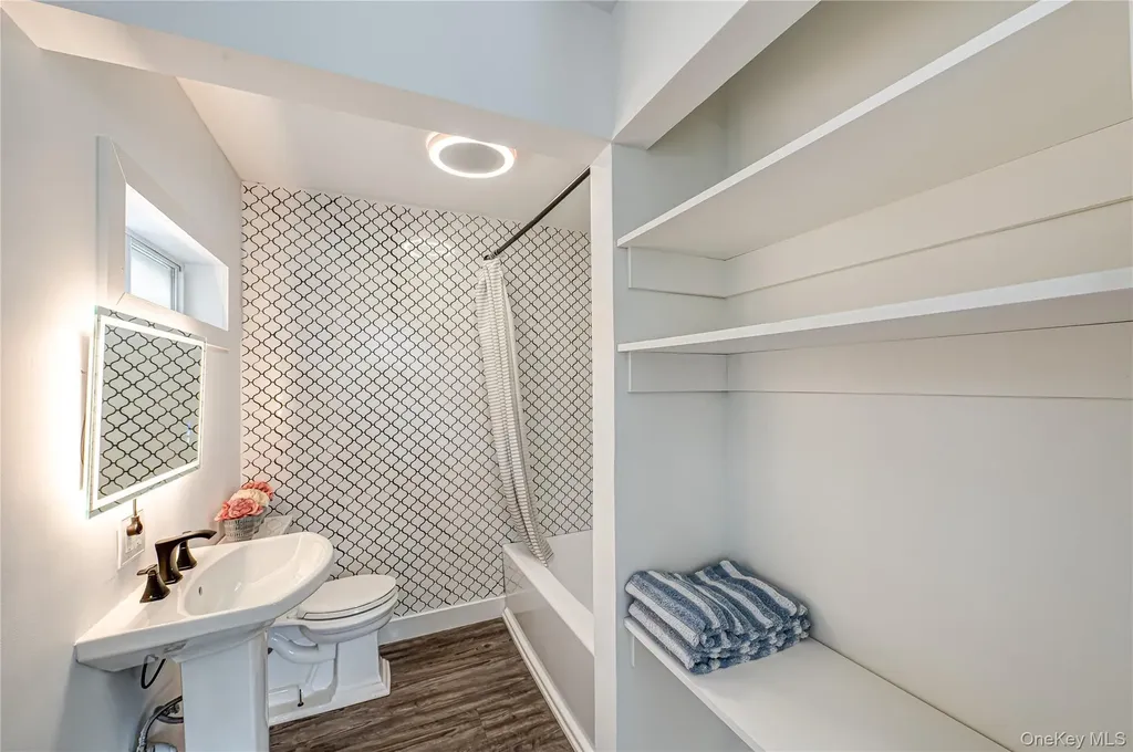 39 Lynncliff Road Hampton Bays NY 11946