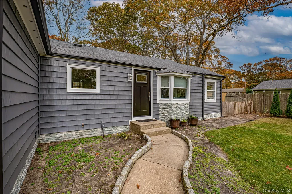 39 Lynncliff Road Hampton Bays NY 11946