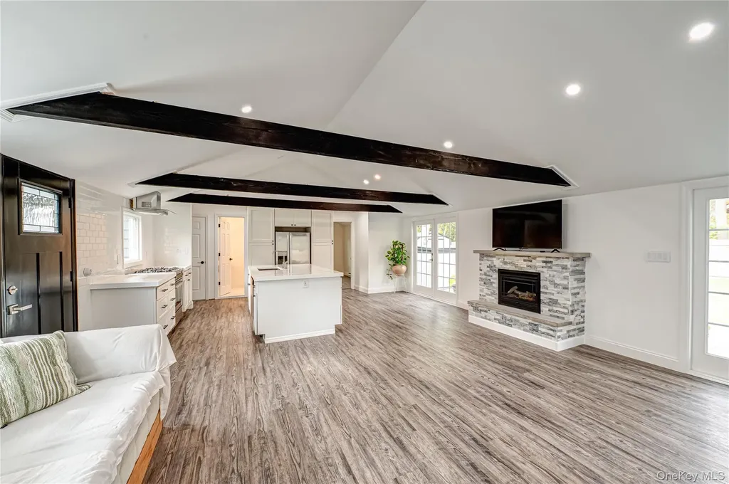 39 Lynncliff Road Hampton Bays NY 11946