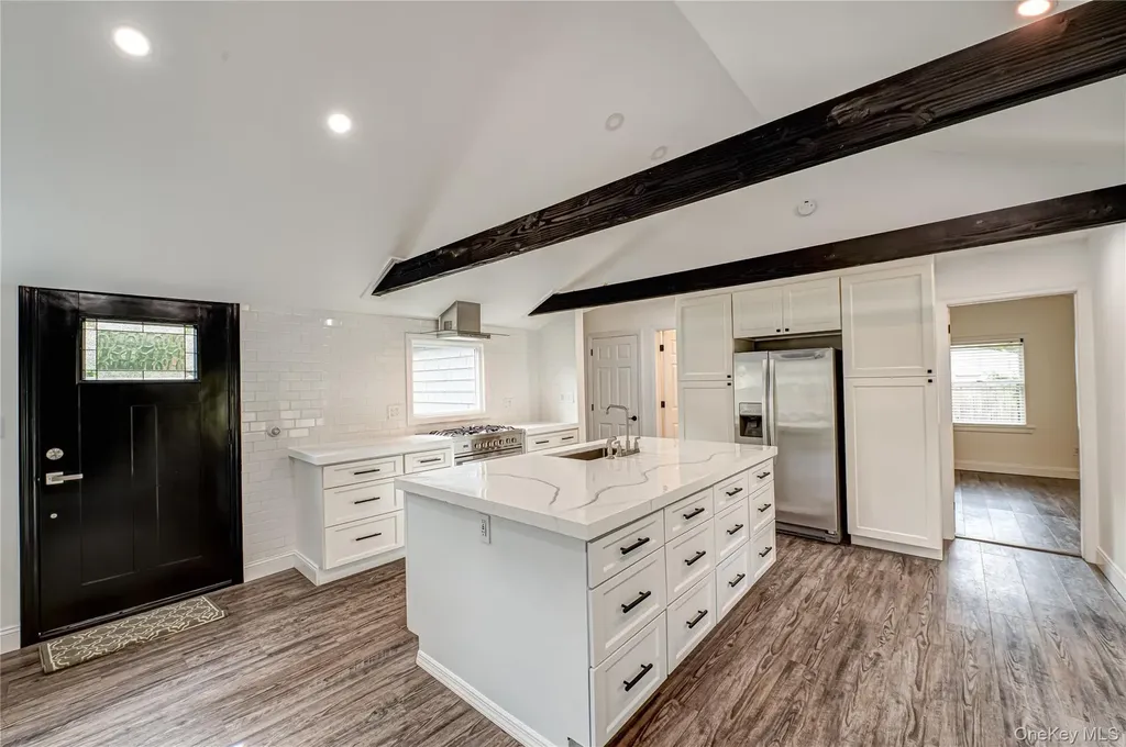 39 Lynncliff Road Hampton Bays NY 11946