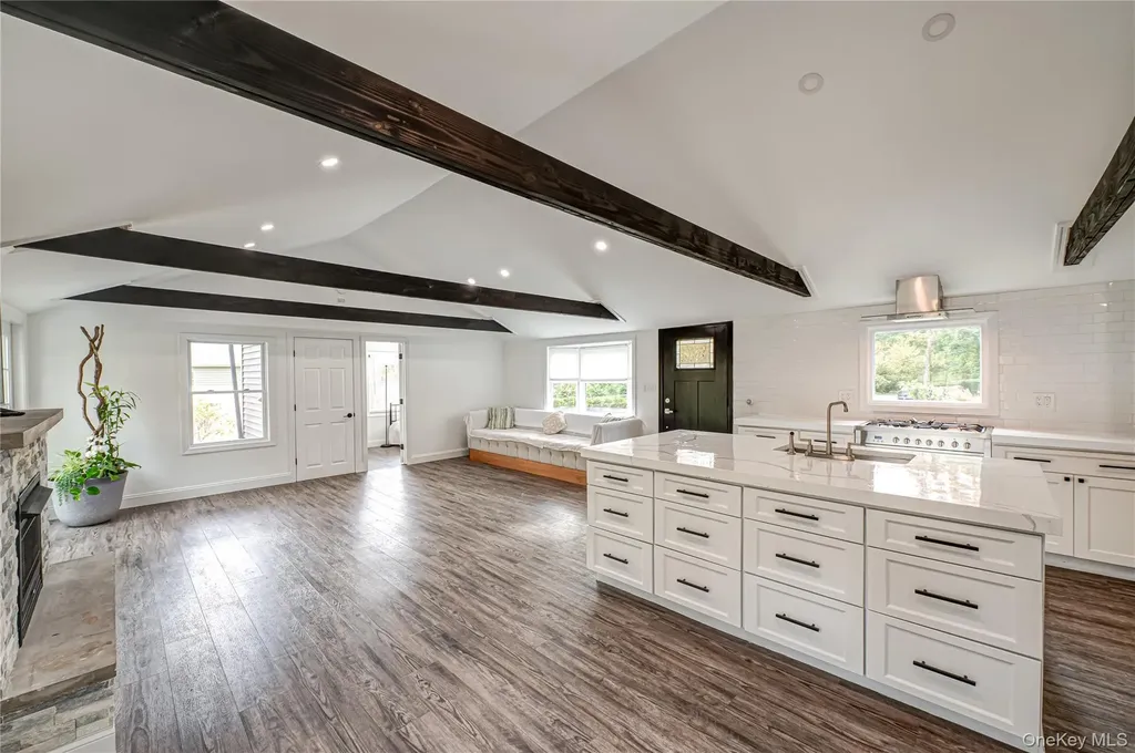 39 Lynncliff Road Hampton Bays NY 11946