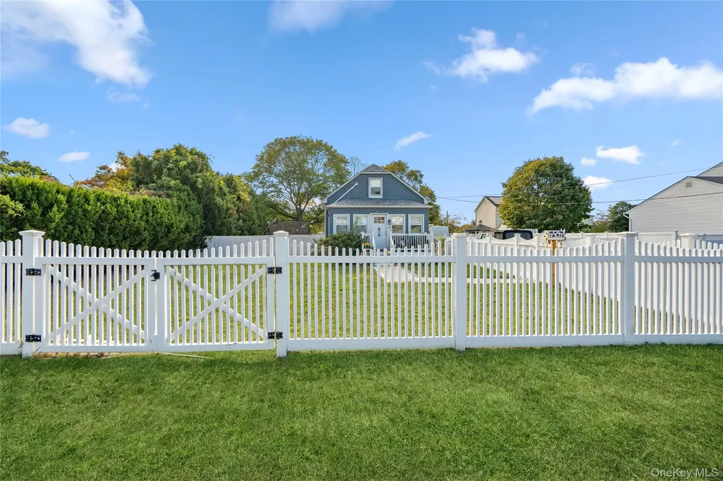 48 Farmers Avenue Lindenhurst NY 11757
