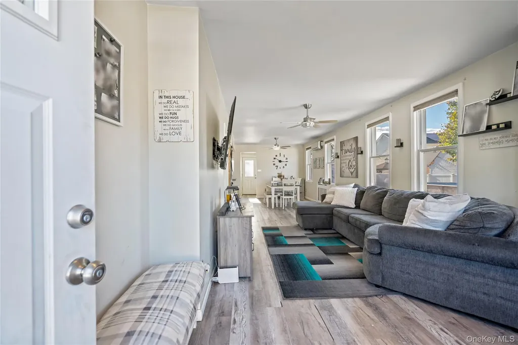 48 Farmers Avenue Lindenhurst NY 11757