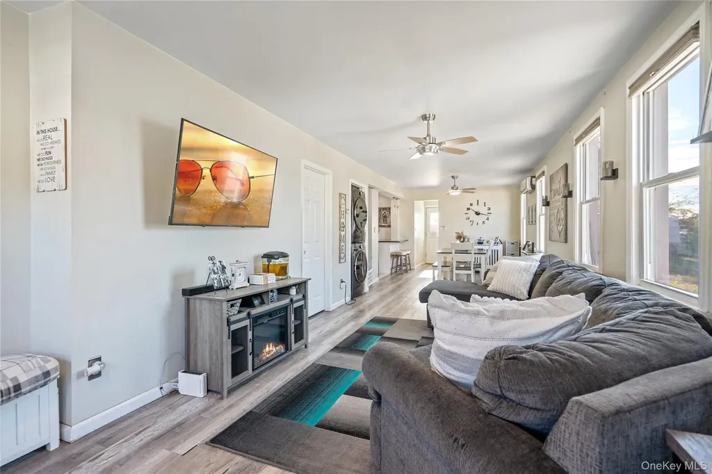 48 Farmers Avenue Lindenhurst NY 11757