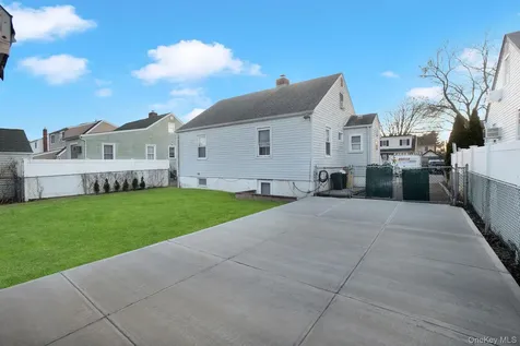 18 Cambridge Avenue Bethpage NY 11714