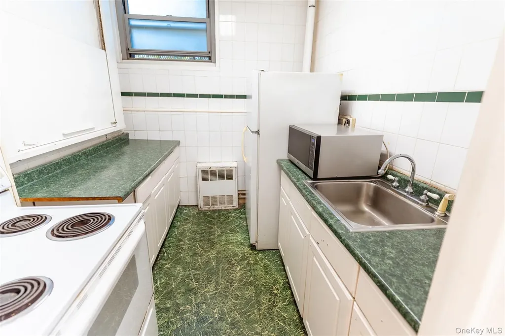 3410 De Reimer Avenue Bronx NY 10475