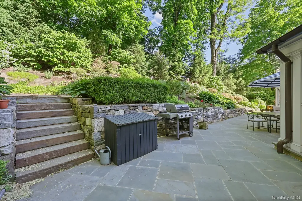 86 Pondfield Road W Bronxville NY 10708