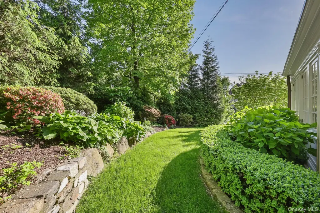 86 Pondfield Road W Bronxville NY 10708