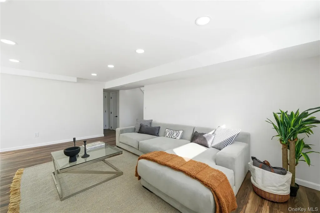 20 Briarwood Lane Plainview NY 11803
