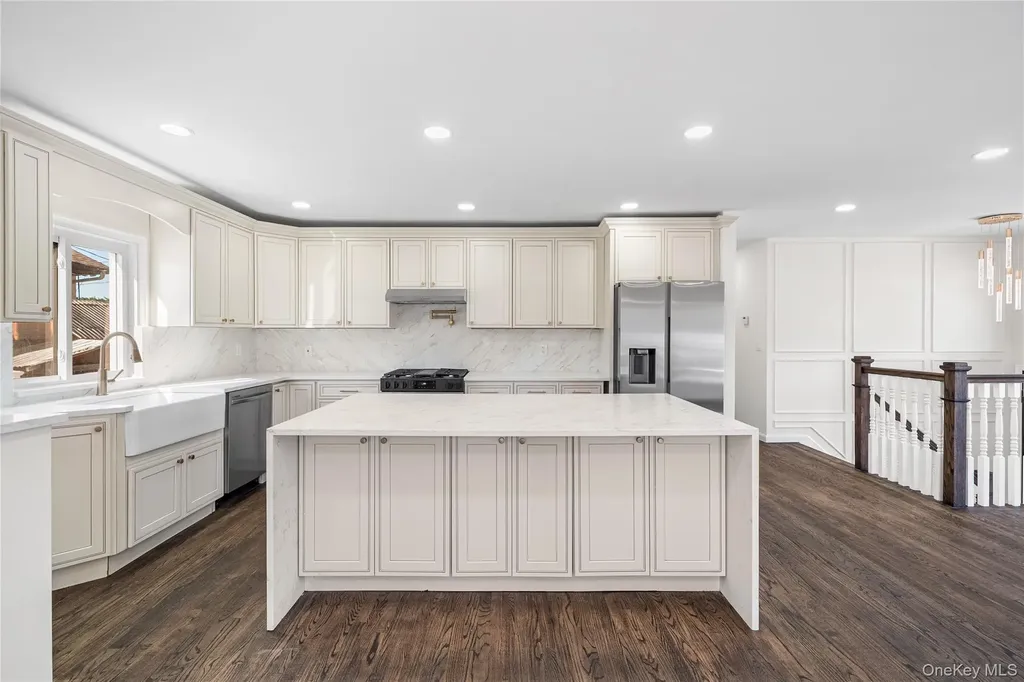 20 Briarwood Lane Plainview NY 11803