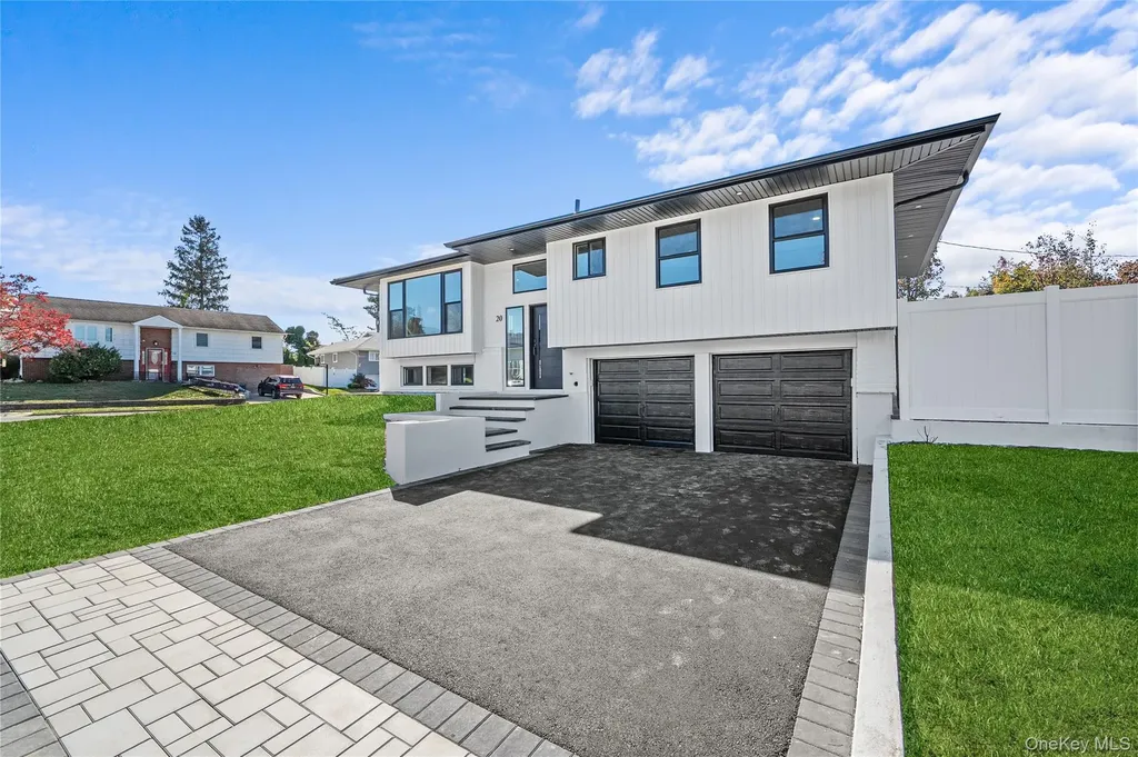 20 Briarwood Lane Plainview NY 11803