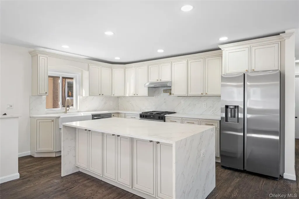 20 Briarwood Lane Plainview NY 11803