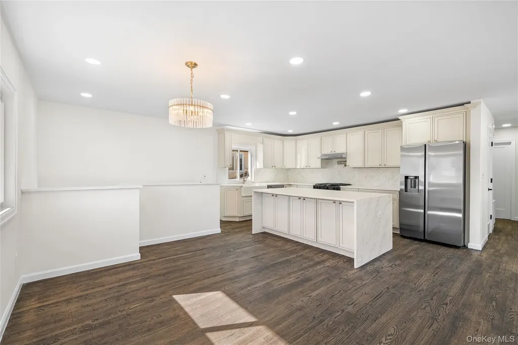 20 Briarwood Lane Plainview NY 11803