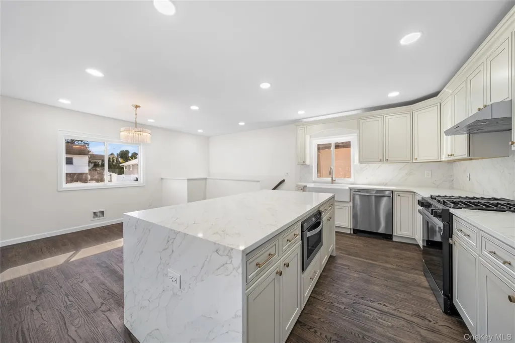 20 Briarwood Lane Plainview NY 11803