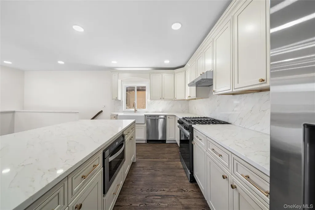 20 Briarwood Lane Plainview NY 11803