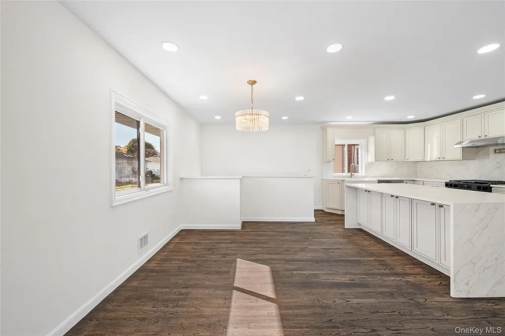 20 Briarwood Lane Plainview NY 11803
