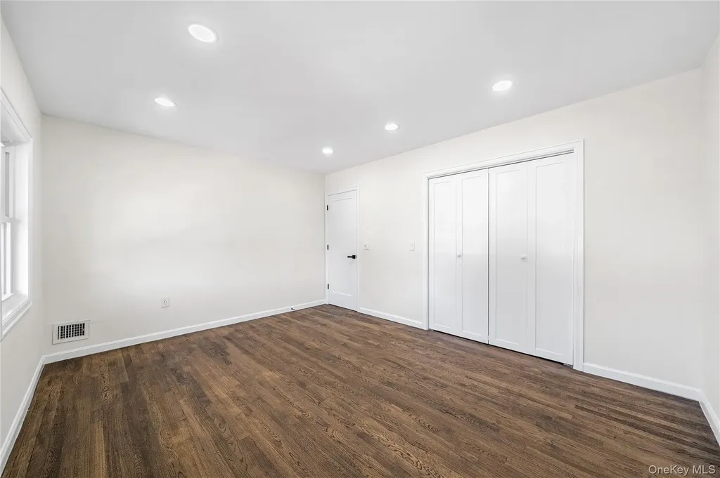 20 Briarwood Lane Plainview NY 11803