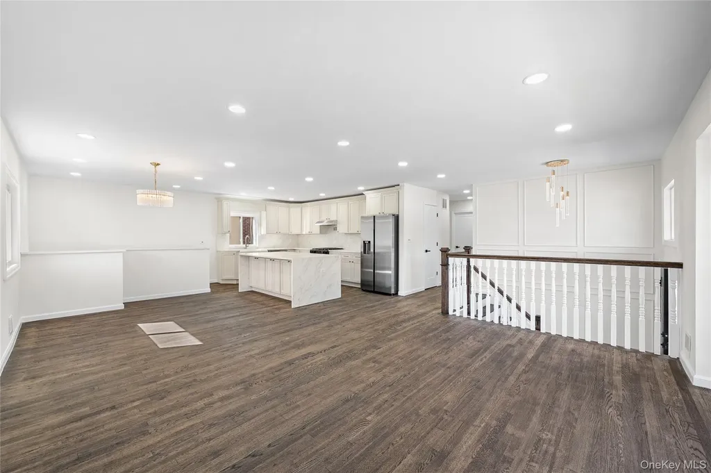 20 Briarwood Lane Plainview NY 11803