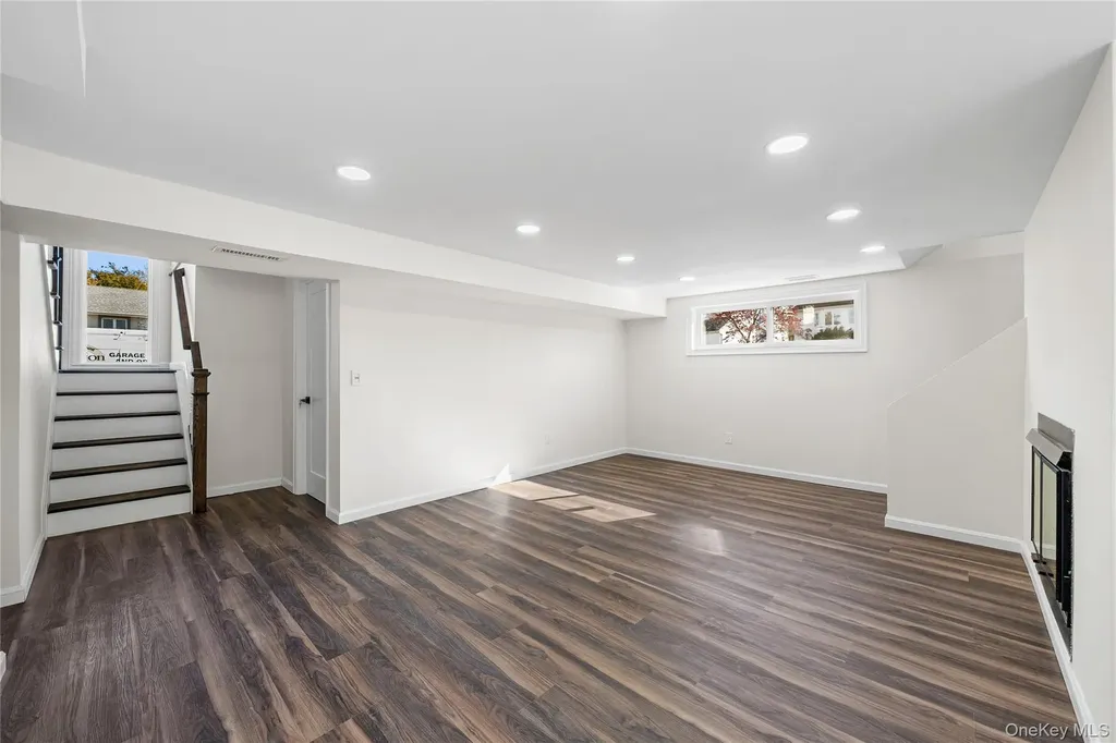 20 Briarwood Lane Plainview NY 11803