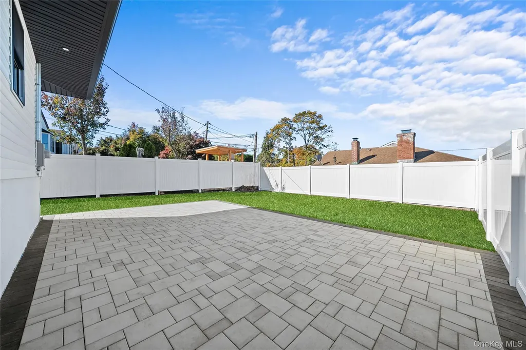 20 Briarwood Lane Plainview NY 11803