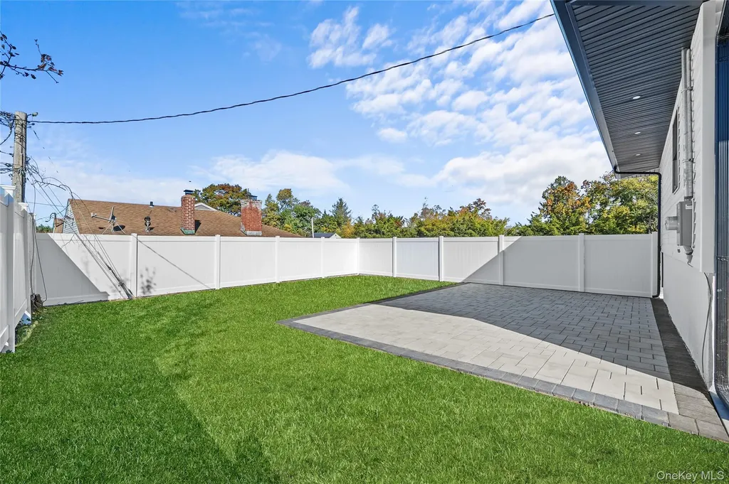 20 Briarwood Lane Plainview NY 11803